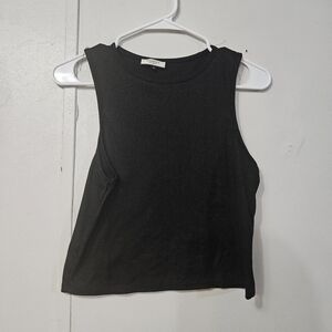 Discreet Black Ribbed Crop Top!